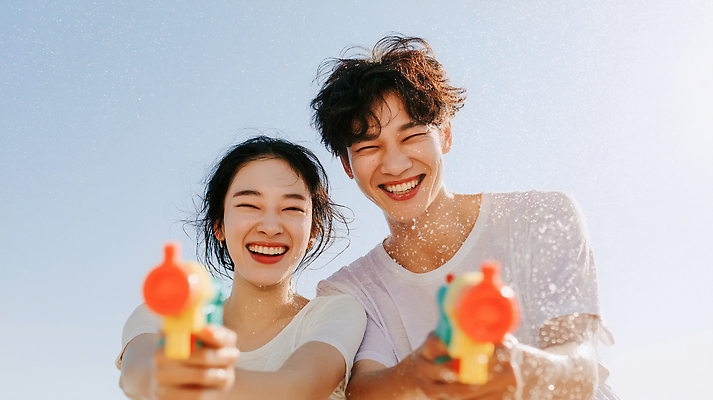 JPG 편집이미지 커플 행복 물놀이 놀이 물줄기 사랑 웃음 해변 여름 친구 청춘 태양 자유 즐거움 물총 의료성형뷰티 편집실사 AI인물포토 AI콘텐츠 자연요소 계절 감정 바다 컨셉 관계 표정 물 CG 파일형식 AI포토