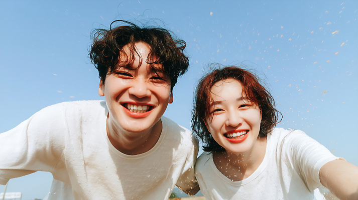 JPG 편집이미지 커플 행복 파도 물놀이 사랑 웃음 해변 여름 청춘 햇빛 사진촬영 우정 즐거움 순간 의료성형뷰티 편집실사 AI인물포토 AI콘텐츠 계절 감정 바다 컨셉 관계 놀이 표정 친구 태양 촬영 CG 파일형식 AI포토