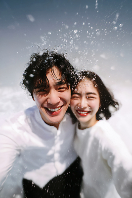 JPG 편집이미지 커플 파도 바다 사랑 웃음 해변 두명 여름 모래사장 햇빛 추억 즐거움 물보라 의료성형뷰티 편집실사 AI인물포토 AI콘텐츠 계절 감정 컨셉 관계 표정 사람 물 태양 CG 파일형식 AI포토