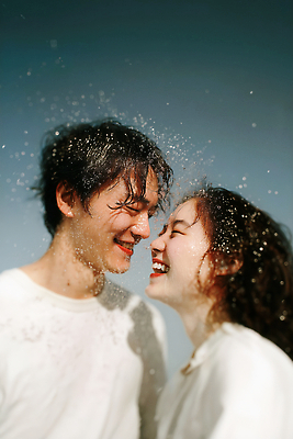 JPG 편집이미지 커플 행복 바다 자연 사랑 웃음 해변 라이프 여름 즐거움 물보라 의료성형뷰티 편집실사 AI인물포토 AI콘텐츠 계절 감정 관계 표정 생활 물 CG 생태계 파일형식 AI포토