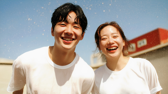 JPG 편집이미지 행복 모션 물놀이 휴식 웃음 물 여름 친구 청춘 자유 시원함 즐거움 의료성형뷰티 편집실사 AI인물포토 AI콘텐츠 자연요소 계절 감정 컨셉 관계 놀이 표정 CG 파일형식 AI포토