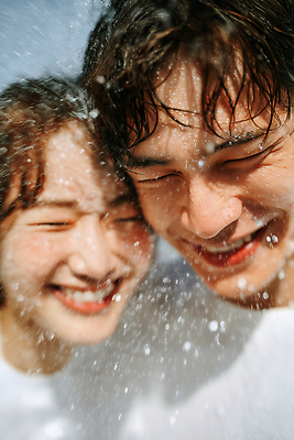 JPG 편집이미지 커플 수영복 행복 물놀이 웃음 해변 여름 태양 물방울 즐거움 순간 의료성형뷰티 스플래쉬 Laughing 편집실사 AI인물포토 AI콘텐츠 자연요소 옷 계절 감정 바다 관계 놀이 표정 CG 파일형식 AI포토