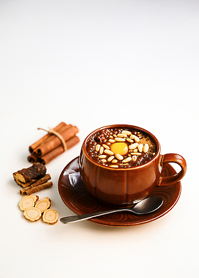 JPG 편집이미지 전통 음료 재료 자연 디저트 한국 건강 요리 약재 차 찻잔 솔잎 노른자 시나몬 쌍화차 한방차 편집실사 AI포토 AI콘텐츠 아시아 음식 잎 잔 차_음료 약 계란 전통차 CG 생태계 파일형식