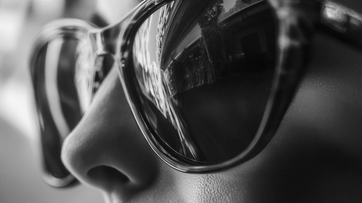 JPG 편집이미지 패션 얼굴 아침 거리 마스크 사람 근접촬영 선글라스 햇빛 반사 도시 신비 이미지 의료성형뷰티 스타일 편집실사 AI인물포토 AI콘텐츠 주간 안경 뷰포인트 컨셉 신체부위 태양 CG 파일형식 AI포토