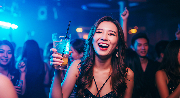 JPG 편집이미지 여자 행복 음료 음악 조명 표정 여러명 파티 모임 춤 즐거움 클럽 의료성형뷰티 편집실사 AI인물포토 AI콘텐츠 감정 다수 문화예술 사람 이벤트 CG 파일형식 AI포토