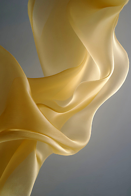 JPG 모양 편집이미지 디자인 예술 컬러 노란색 흐름 우아함 실크 천 질감 부드러움 패브릭 편집실사 AI포토 AI콘텐츠 컨셉 직물 감각 CG 파일형식