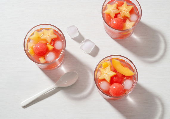 JPG 편집이미지 음료 과일 탁자 수박 컵 여름 얼음 칵테일 시원함 멜론 열대과일 상큼 과일조각 색감 편집실사 AI포토 AI콘텐츠 자연요소 식기 계절 조각 가구 주류 CG 파일형식