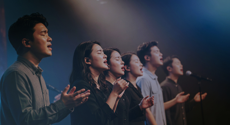 JPG 편집이미지 여자 남자 감정 음악 노래 조명 공연 무대 분위기 피아노 군중 하모니 라이브 순간 아티스트 의료성형뷰티 편집실사 AI인물포토 AI콘텐츠 직업 컨셉 문화예술 사람 이벤트 건반악기 CG 파일형식 AI포토