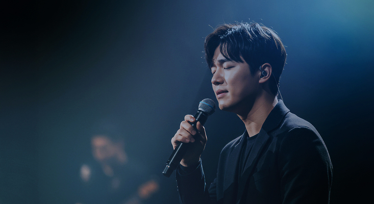 JPG 편집이미지 남자 감정 음악 연주 노래 조명 공연 무대 군중 마이크 라이브 멜로디 보컬 솔로 아티스트 의료성형뷰티 편집실사 AI인물포토 AI콘텐츠 직업 음향기기 문화예술 사람 이벤트 CG 파일형식 AI포토