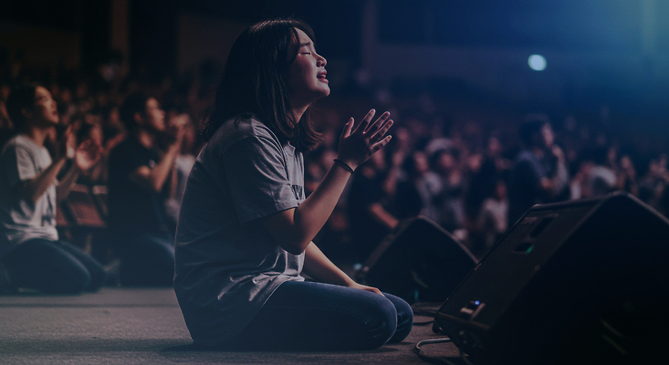 JPG 편집이미지 여자 감정 종교 음악 이벤트 모임 기도 군중 예배 무릎 찬양 공동체 의료성형뷰티 편집실사 AI인물포토 AI콘텐츠 문화예술 사람 신체부위 CG 파일형식 AI포토