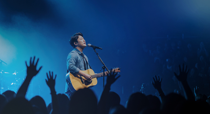 JPG 편집이미지 남자 감정 음악 조명 공연 기쁨 무대 기타 프라이팬 분위기 군중 음악회 아티스트 의료성형뷰티 편집실사 AI인물포토 AI콘텐츠 직업 컨셉 주방용품 현악기 문화예술 사람 이벤트 CG 파일형식 AI포토