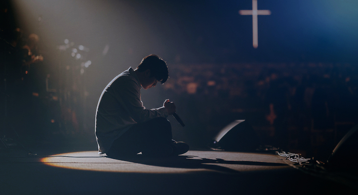 JPG 편집이미지 남자 예술 음악 생각 노래 조명 앉기 공연 무대 분위기 집중 마이크 감성 음성 의료성형뷰티 편집실사 AI인물포토 AI콘텐츠 음향기기 컨셉 모션 문화예술 사람 이벤트 CG 파일형식 AI포토