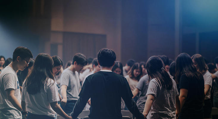 JPG 편집이미지 종교 학교 조명 이벤트 여러명 평화 손잡기 공간 기도 집중 예배 공동체 집회 의료성형뷰티 편집실사 AI인물포토 AI콘텐츠 교육 다수 컨셉 모션 사람 CG 파일형식 AI포토