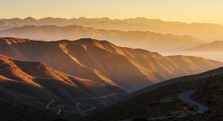 JPG 편집이미지 도로 컬러 자연 조명 풍경 파란색 갈색 평화 황혼 일몰 분위기 산맥 편집실사 AI포토 AI콘텐츠 길 컨셉 교통시설 산 노을 CG 생태계 파일형식