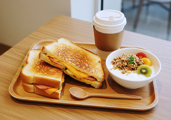 JPG 편집이미지 커피 음식 과일 식탁 아침 디저트 치즈 따뜻함 샌드위치 식사 카페 브런치 요거트 건강식 그래놀라 편집실사 AI포토 AI콘텐츠 주간 음료 탁자 유제품 상점 CG 파일형식