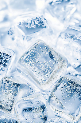 JPG 편집이미지 음료 조각 자연 재질 디저트 물 빛 얼음 거품 투명 무게 차가움 시원함 조화 냉수 편집실사 AI포토 AI콘텐츠 자연요소 음식 CG 생태계 파일형식