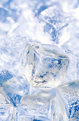 JPG 편집이미지 그릇 조각 자연 물 반짝임 햇빛 결빙 얼음 투명 차가움 크기 수분 시원함 상쾌 편집실사 AI포토 AI콘텐츠 자연요소 식기 감정 모션 태양 CG 생태계 파일형식