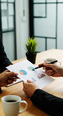 JPG 편집이미지 커피 비즈니스 탁자 회의 그래프 직장 대화 협상 자료 발표 결과 토론 분석 문서 서류판 의료성형뷰티 편집실사 AI포토 AI인물포토 AI콘텐츠 음료 가구 컨셉 회사 말하기 사무용품 CG 파일형식