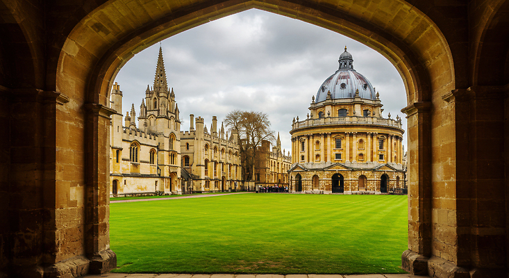 JPG 구름 편집이미지 학생 건축물 교육 문화 하늘 영국 풍경 잔디 역사 대학교 고풍 전경 편집실사 AI포토 AI콘텐츠 자연요소 식물 건축 유럽 학교 CG 파일형식 탑뷰