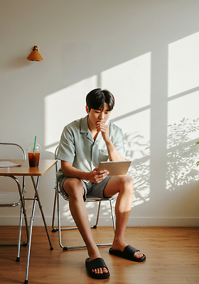 JPG 식물 편집이미지 디자인 남자 여유 음료 실내 앉기 일상 태블릿 햇빛 방 편안함 집중 오브젝트 의료성형뷰티 편집실사 AI인물포토 AI콘텐츠 감정 컨셉 모션 사람 내부 라이프 전자제품 스마트기기 태양 감각 CG 파일형식 AI포토