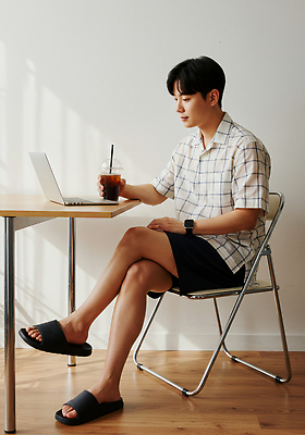 JPG 편집이미지 남자 의자 실내 일상 여름 노트북 사무실 공간 청바지 작업 분위기 편안함 오브젝트 체크무늬 아이스커피 의료성형뷰티 편집실사 AI인물포토 AI콘텐츠 계절 커피 가구 컨셉 무늬 비즈니스 바지 사람 내부 라이프 전자제품 감각 CG 파일형식 AI포토
