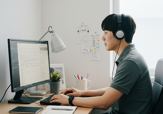 JPG 편집이미지 남자 수업 주택 기술 청년 컴퓨터 사무실 환경 디지털 모니터 헤드폰 업무 작업 집중 책상 의료성형뷰티 편집실사 AI인물포토 AI콘텐츠 교육 음향기기 가구 컨셉 비즈니스 사람 성인 건물 전자제품 CG 파일형식 AI포토