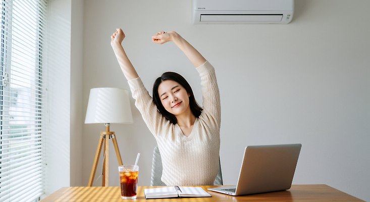 JPG 편집이미지 여자 여유 음료 탁자 아침 집안 휴식 실내 노트북 사무실 햇빛 스트레칭 편안함 집중 의료성형뷰티 편집실사 AI인물포토 AI콘텐츠 주간 감정 가구 컨셉 비즈니스 사람 내부 전자제품 운동 태양 감각 CG 파일형식 AI포토