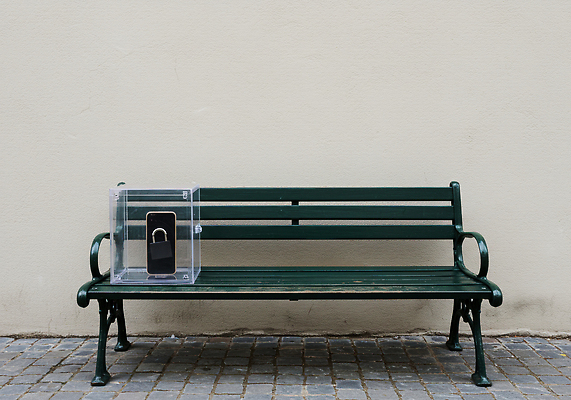 JPG 편집이미지 공원 벤치 핸드폰 상자 공간 투명 분위기 조용 의견 시민 소통 디톡스 편집실사 AI포토 AI콘텐츠 공공시설 컨셉 의자 건강 전자제품 CG 국민 파일형식