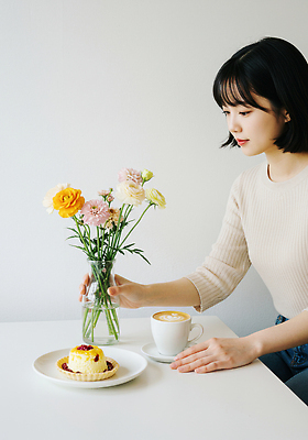 JPG 편집이미지 여자 꽃 여유 커피 탁자 아침 디저트 대화 친구 식사 카페 모임 맛 즐거움 소통 의료성형뷰티 편집실사 AI인물포토 AI콘텐츠 주간 식물 감정 음료 음식 가구 컨셉 관계 말하기 사람 상점 CG 파일형식 AI포토