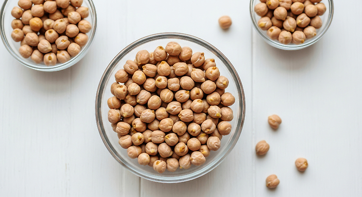 JPG 편집이미지 음식 재료 식탁 요리 준비 채식 유리그릇 건강식 병아리콩 간편조리식품 편집실사 AI포토 AI콘텐츠 그릇 유리 탁자 콩 CG 파일형식