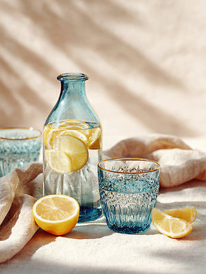 JPG 편집이미지 음료 자연 탁자 유리병 잔 여름 파란색 인테리어 햇빛 식사 신선 편안함 레몬 오브젝트 편집실사 AI포토 AI콘텐츠 식기 디자인 계절 컬러 가구 과일 병_용기 태양 감각 CG 생태계 파일형식