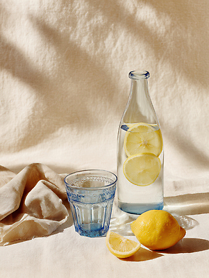 JPG 편집이미지 음료 식탁 탁자 잔 일상 장식 물 식사 빈티지 상차림 레몬 물병 오브젝트 편집실사 AI포토 AI콘텐츠 자연요소 식기 가구 컨셉 과일 라이프 물통 CG 파일형식