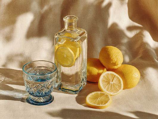 JPG 편집이미지 음료 조각 과일 탁자 유리병 컵 물 여름 주방 주스 신선 레몬 상큼 밝은색 편집실사 AI포토 AI콘텐츠 자연요소 식기 계절 가구 병_용기 CG 파일형식