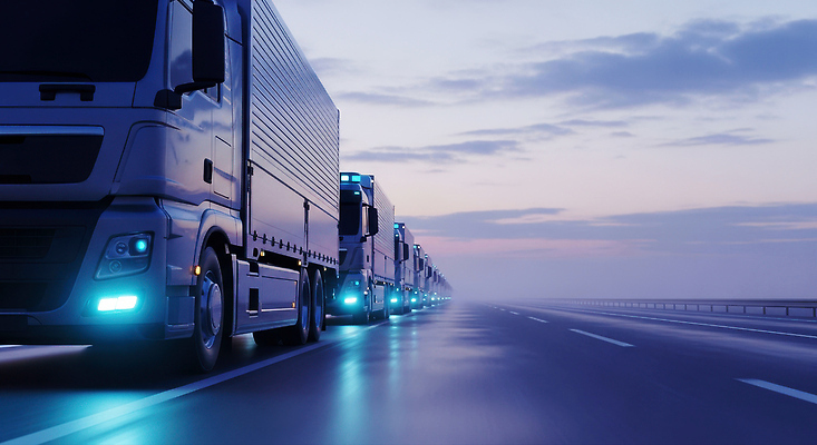 JPG 편집이미지 도로 이동 자동차 하늘 풍경 빛 평화 새벽 트럭 화물 운송업 고속도로 일렬 물류 편집실사 AI포토 AI콘텐츠 자연요소 산업 길 육상교통 컨셉 교통시설 CG 파일형식