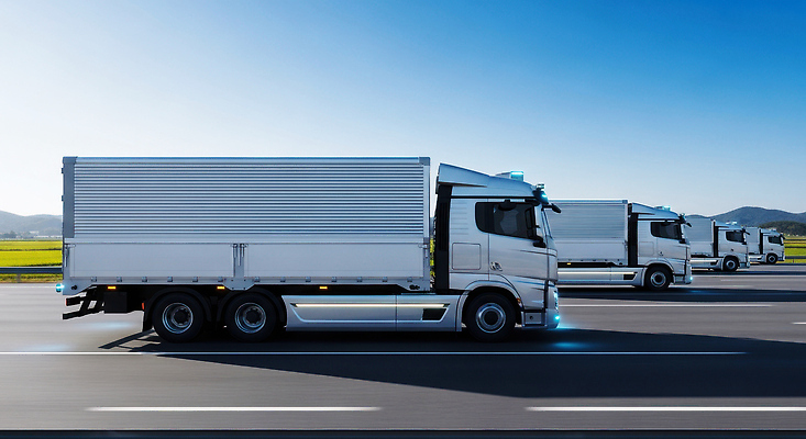 JPG 편집이미지 산업 도로 이동 자동차 날씨 풍경 초원 트럭 화물 운송업 고속도로 속도 주행 물류 편집실사 AI포토 AI콘텐츠 길 육상교통 컨셉 교통시설 CG 파일형식