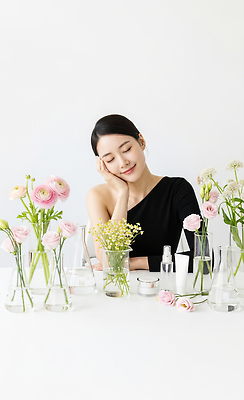 JPG 편집이미지 여자 꽃 자연 휴식 실내 건강 미소 뷰티 화장품 상품 피부관리 조화 의료성형뷰티 리추얼라이프 편집실사 AI인물포토 AI콘텐츠 식물 라이프스타일 컨셉 표정 사람 내부 CG 생태계 파일형식 AI포토