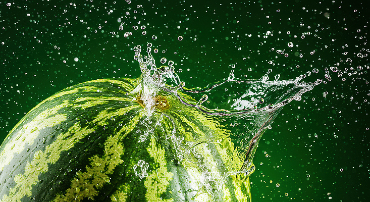 JPG 편집이미지 과일 자연 수박 초록색 물 여름 물방울 신선 떨어짐 수분 상쾌 과즙 생동감 편집실사 AI포토 AI콘텐츠 자연요소 계절 감정 컬러 컨셉 CG 생태계 파일형식