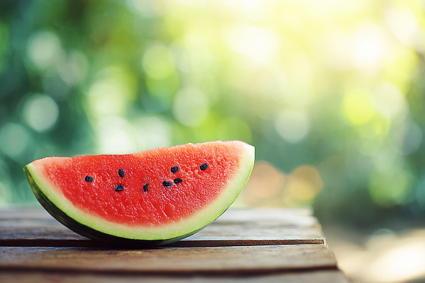 JPG 편집이미지 음식 컬러 조각 백그라운드 과일 자연 수박 건강 여름 햇빛 신선 맛 수분 나무탁자 편집실사 AI포토 AI콘텐츠 계절 컨셉 탁자 태양 CG 생태계 파일형식