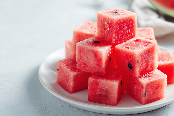 JPG 편집이미지 접시 과일 디저트 수박 여름 소풍 신선 달콤 시원함 큐브 건강식 과일샐러드 먹거리 간편조리식품 편집실사 AI포토 AI콘텐츠 식기 계절 음식 야외활동 샐러드 맛 CG 파일형식