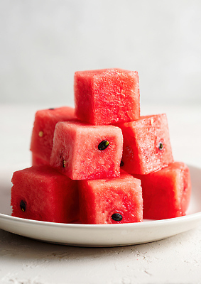 JPG 편집이미지 접시 과일 자연 디저트 수박 건강 여름 주방 신선 더위 시원함 수박조각 편집실사 AI포토 AI콘텐츠 식기 계절 음식 조각 날씨 CG 생태계 파일형식