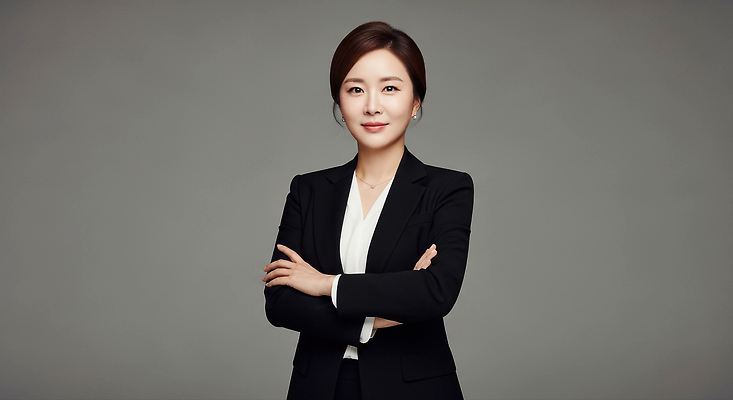 JPG 편집이미지 옷 여자 포즈 백그라운드 셔츠 비즈니스 팔짱 회색 자신감 이미지 오후 의료성형뷰티 편집실사 AI인물포토 AI콘텐츠 감정 컬러 상의 모션 사람 CG 파일형식 AI포토