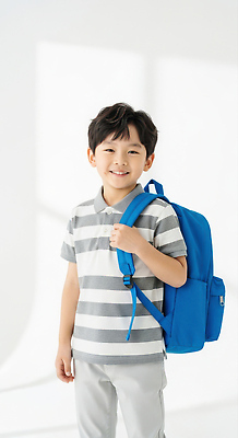JPG 편집이미지 어린이 티셔츠 가방 학교 실내 미소 웃음 소년 파란색 카메라 줄무늬 준비물 의료성형뷰티 외모 편집실사 AI인물포토 AI콘텐츠 잡화 교육 남자 컬러 셔츠 무늬 표정 사람 내부 전자제품 CG 파일형식 AI포토