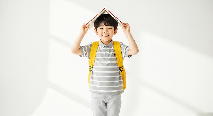 JPG 편집이미지 교육 어린이 배낭 놀이 웃음 소년 일상 책 즐거움 머리위 창의력 의료성형뷰티 액티비티 편집실사 AI인물포토 AI콘텐츠 남자 감정 가방 표정 사람 라이프 CG 파일형식 AI포토