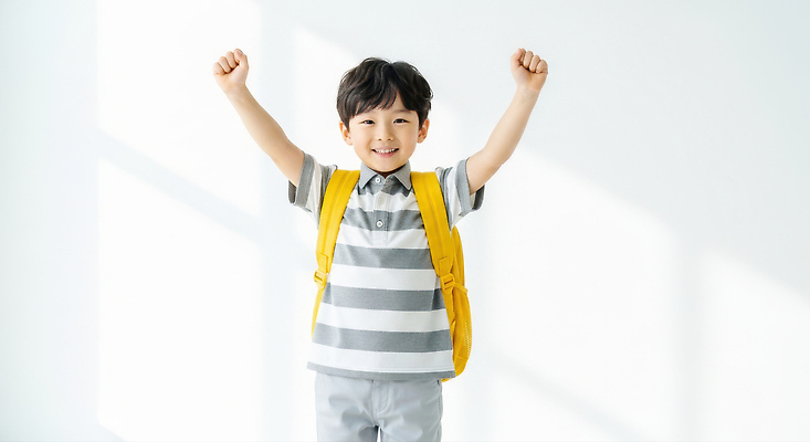JPG 편집이미지 행복 초등학생 어린이 배낭 학교 모션 표정 웃음 햇빛 기쁨 방 준비 의료성형뷰티 편집실사 AI인물포토 AI콘텐츠 학생 교육 감정 가방 사람 태양 CG 파일형식 AI포토