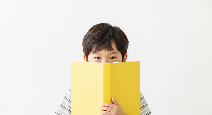 JPG 편집이미지 손 얼굴 어린이 모션 소년 책 학습 독서 노란색 방 교양 가림 집중 조용 의료성형뷰티 편집실사 AI인물포토 AI콘텐츠 교육 남자 컬러 컨셉 사람 신체부위 CG 파일형식 AI포토