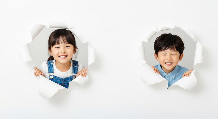 JPG 편집이미지 행복 종이 어린이 모션 표정 웃음 친구 귀여움 촬영 구멍 찡그림 즐거움 나란히 의료성형뷰티 편집실사 AI인물포토 AI콘텐츠 감정 컨셉 관계 사람 CG 파일형식 AI포토