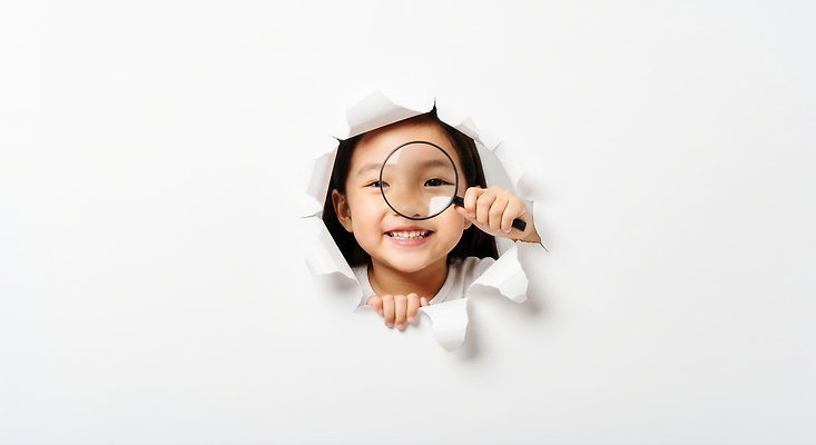 JPG 편집이미지 얼굴 어린이 벽 실험 웃음 세계 탐험 표현 관찰 구멍 즐거움 호기심 확대경 순간 의료성형뷰티 편집실사 AI인물포토 AI콘텐츠 감정 컨셉 모션 표정 사람 신체부위 CG 파일형식 AI포토