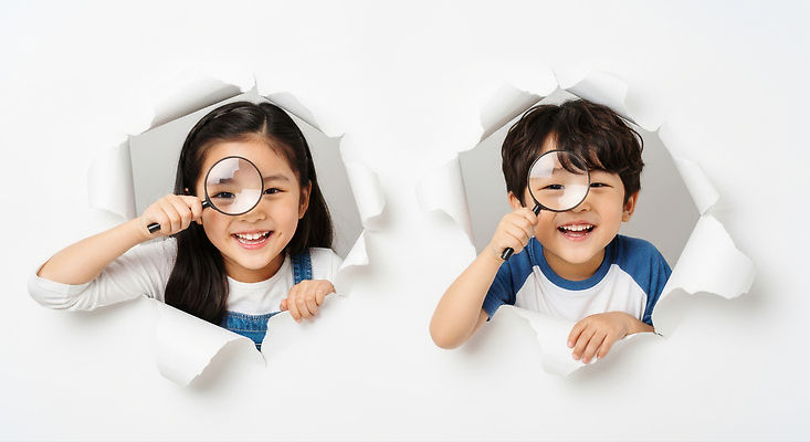 JPG 편집이미지 종이 어린이 모션 놀이 표정 웃음 친구 탐험 관찰 즐거움 호기심 순간 의료성형뷰티 편집실사 AI인물포토 AI콘텐츠 감정 컨셉 관계 사람 CG 파일형식 AI포토