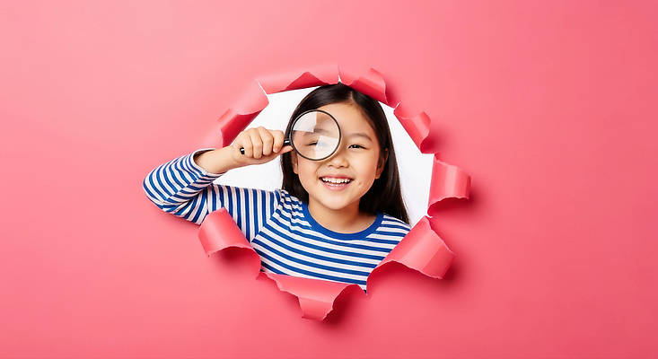 JPG 편집이미지 종이 어린이 분홍색 백그라운드 놀이 밝음 웃음 사람 소녀 카메라 탐험 즐거움 호기심 확대경 의료성형뷰티 편집실사 AI인물포토 AI콘텐츠 여자 감정 컬러 컨셉 표정 전자제품 CG 파일형식 AI포토