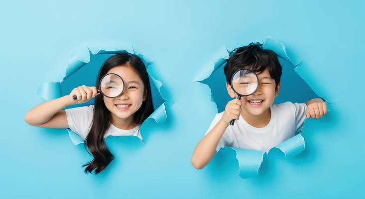 JPG 편집이미지 어린이 백그라운드 모션 표정 웃음 파란색 친구 탐험 즐거움 호기심 확대경 발견 놀기 의료성형뷰티 편집실사 AI인물포토 AI콘텐츠 감정 컬러 컨셉 관계 사람 CG 파일형식 AI포토